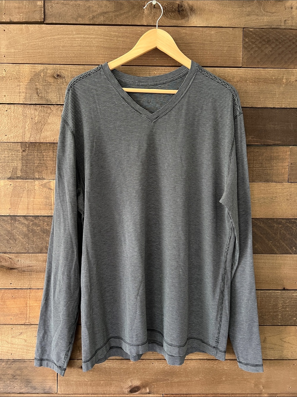 Lululemon Athletica Women's V-Neck Long Sleeve Shirt in Black White Stripe 2X